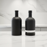Bouteille de vodka en verre noir mat 750 ml Super Flint Nordic Spirit avec bouchon en liège et diffuseur imprimé personnalisé
