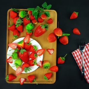Realistic Strawberry PVC Plastic Model Fake Fruit Shooting Props Window Display Decoration Supplies with Injection Molding - Product Image 1
