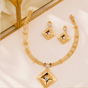 Conjunto de Collar con Colgante Geométrico Chapado en Oro Italiano sobre Plata 925 con Aretes a Juego, Joyería de Diseño para Mujer - Product Image 4