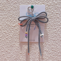 Porte-clés en corde torsadée rayée avec nœud perlé coloré et fermoir mousqueton en forme de cœur pour la décoration de sacs à main féminins - Vente en gros