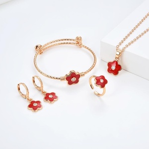 Nuovo Set di gioielli da donna Set tre pezzi Boutique piccolo fiore rosso 2024 orecchini <span class=keywords><strong>collana</strong></span> all'ingrosso - Product Image 1