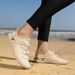 Zapatos acuáticos unisex, zapatillas de deporte de malla ligeras y transpirables, de secado rápido, antideslizantes para hombres y mujeres, para nadar, playa, surf - Product Image 1
