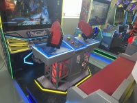Machine de jeu d'arcade immersive de tir vidéo interactif et compétitif pour deux personnes, à monnayeur, pour intérieur, Fireline