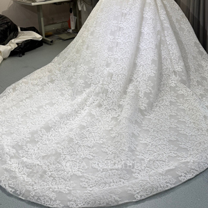 Robe de mariée moderne OY028 avec longue traîne, décolleté cœur, broderie florale en dentelle et cristaux, pour femmes - Product Image 6