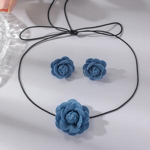 طقم مجوهرات على طراز سبايس جيرل، قلادة خانقة من قماش الدنيم المغسول الأزرق، مع أقراط على شكل زهرة وعقد بتصميم أنيق - Product Image 1