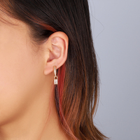 Pendientes Huggie Mlluki de Plata de Ley 925 Bañados en Oro con Dijes Geométricos Delgados de Cristal de Roca y Diamantes Baguette