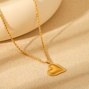 Pendentif cœur lisse tendance en acier inoxydable plaqué or 18 carats Collier ras du cou à chaîne torsadée pour la Saint-Valentin - Product Image 4