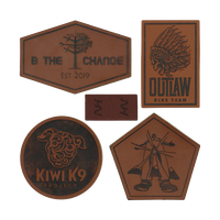 Étiquettes en cuir Hot Stamp Étiquettes de vêtement Étiquettes principales Taille différente selon la demande des clients Bordure découpée en relief
