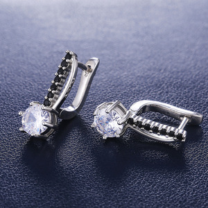 Orecchini a Clip Eleganti per Donne, con Micro Cristalli Incastonati, Design Classico Aperto, Gioielli di Moda per Uso Quotidiano - Product Image 3