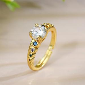 Anello monolitico semplice a quattro griffe, elegante gioiello alla moda dallo stile scintillante, adatto per l'uso quotidiano - Product Image 5