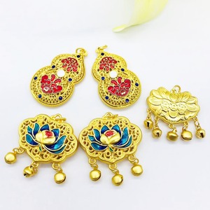 จี้รูปดอกบัวเคลือบสีแบบดั้งเดิม พร้อมล็อคแบบรุยอี้ ทำจากโลหะผสมสังกะสี เครื่องประดับสไตล์จีน สำหรับใส่กับสร้อยคอเสื้อสเวตเตอร์ ของขวัญสำหรับทุกเพศ - Product Image 1