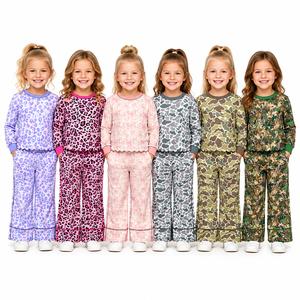 Ensemble haut et pantalon à manches longues pour bébés filles, imprimé personnalisé de Noël, bord festonné, en coton biologique et élasthanne, vente en gros, vêtements pour sœurs - Product Image 1