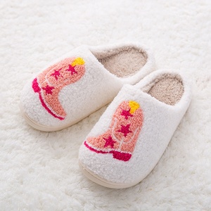 Pantoufles colorées personnalisées pour femmes Soft Embroidered Fluffy Cozy Home pantoufles pour les femmes - Product Image 4