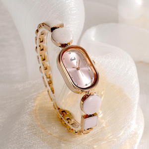 Elegante Reloj de Cuarzo para Mujer con Diseño Ovalado y Estilo de Brazalete, Especial de Navidad con Diseño Artístico Irregular - Product Image 4