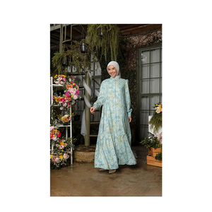 Robe élégante en mousseline de soie douce Luna à plusieurs couches avec fermeture éclair pour l'allaitement chic - Product Image 1