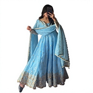 ชุดเดรส Anarkali ผ้าไหมสำหรับงานปาร์ตี้สำหรับผู้หญิง พร้อมผ้าคลุมไหล่และกางเกง Plazzo ปักลายเลื่อม ยาวคลุมเท้า ไม่ยับ ใส่ได้สองด้าน - Product Image 1