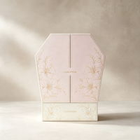 Boîte cadeau hexagonale rose poudré à double porte avec logo personnalisé, base tiroir à imprimé floral lys doré, emballage de luxe pour mariage en gros