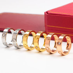 Anillo de Compromiso en Forma de Corazón en Acero Inoxidable Bañado en Oro de 18K con Circonita Cúbica Regalo Perfecto de Aniversario Símbolo de Amor - Product Image 1