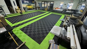Piastrelle per Pavimenti in Vinile Antiscivolo Colorate con Logo Personalizzato PP/PVC Incastrabili per Garage Spessore 1,8 cm per Uso Interno Garanzia 5 Anni - Product Image 5