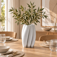 Vase en céramique imprimé en 3D avec des panneaux incurvés en forme de pétales et une forme organique