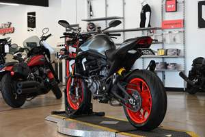 Moto sportive naked 937cc <span class=keywords><strong>2022</strong></span>, cadre léger, aides au pilotage avancées - Product Image 5