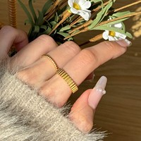 Bagues en acier inoxydable plaqué or 18 carats haut de gamme, chaîne fine en corde délicate avec des lignes torsadées minimalistes, bijoux simples et tendance