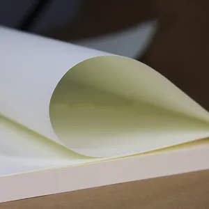 กระดาษบอนด์พิมพ์ออฟเซตสีขาวไร้ไม้ขนาด 65 แกรมแบบกําหนดเองสําหรับกระดาษสํานักงานในม้วน