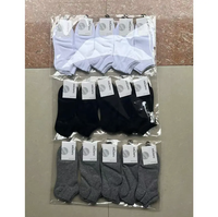 Chaussettes unies pas chères pour hommes et femmes, blanches et noires, pour usage quotidien, vente en gros pour les marchés de rue