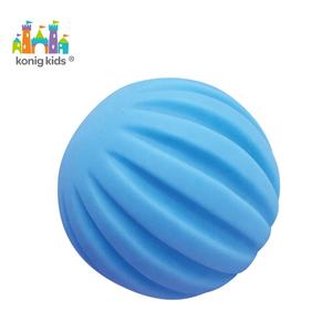 Jouets sensoriels écologiques en caoutchouc pour bébés Konig Kids, 4 pièces, balles texturées qui couinent, balles douces pour bébés, jouets d'apprentissage précoce, 0-24 mois - Product Image 2