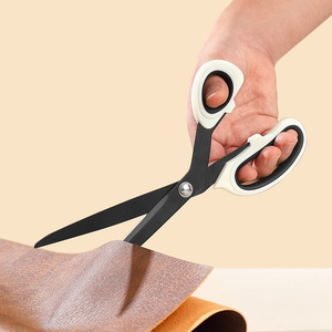Tijeras de sastre de acero inoxidable con acabado en negro, profesionales para costura y confección de prendas, uso doméstico, 20 cm - Product Image 4