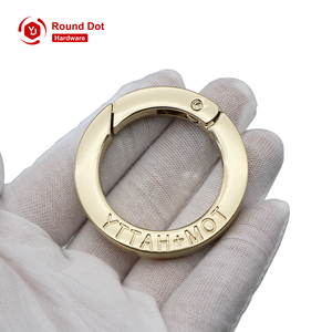 Cierre de anillo de resorte de metal personalizado con nombre de marca, herrajes a prueba de herrumbre de <span class=keywords><strong>color</strong></span> personalizado para llaveros de diseñador y correas para el cuello - Product Image 6