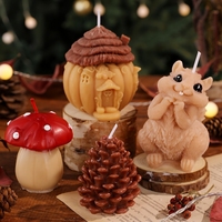 Großhandel Kreative Weihnachtsgeschenke Handgemachte Tannenzapfen-Eichhörnchen-Form Duftkerzen Raumduft Deko-Ornamente Sojawachs-Kerze