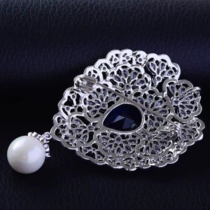 <span class=keywords><strong>Broche</strong></span> tendance en vente chaude, bijoux de luxe, design rouge et bleu, zircone cubique, perle blanche, <span class=keywords><strong>grande</strong></span> <span class=keywords><strong>broche</strong></span> à pendentif, mode féminine - Product Image 4