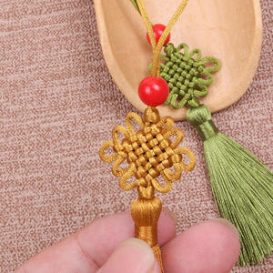 Nœuds chinois noués à la main : Petits nœuds chinois avec pompons dans un style chinois traditionnel - Product Image 2