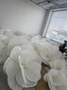 Fleur géante plissée en tissu blanc réaliste de luxe pour toile de fond de scène de mariage, de remise de diplôme, de Thanksgiving, décoration de magasin de détail et de vitrine - Product Image 5