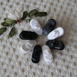 Clips para cables de auriculares, diseño compacto en blanco y negro, ajuste universal - Product Image 1
