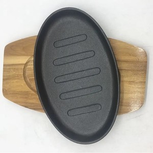 屋内および屋外で使用するための魚およびステーキ皿用の木製ベースの焼けるようなグリルパンを備えた楕円形の鋳鉄ステーキプレート - Product Image 5