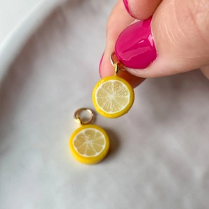 Soldes d'été : Charme pendentif en acier inoxydable, motif fruits (fraise, avocat, orange, citron), mignon, avec conservation de la couleur sous vide - Product Image 6