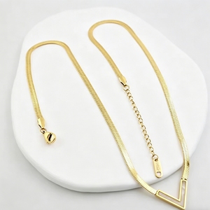 Collier unisexe en forme de V à chevrons en acier titane doré - Product Image 3