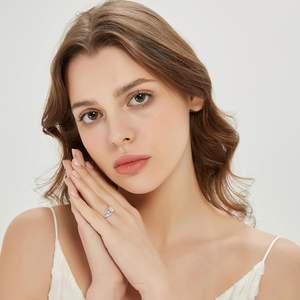 本物の1CTモアッサナイトまたはシミュレートされたダイヤモンドエンゲージメントリング女性用クラシックな3つのストーンスタイルのスワールラップルック - Product Image 6