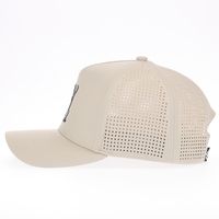 Topi Golf 5 Panel Custom Warna Khaki Muda dengan Embos Silikon, Laser Perforasi, Pinggiran Melengkung, dan Struktur Snapback