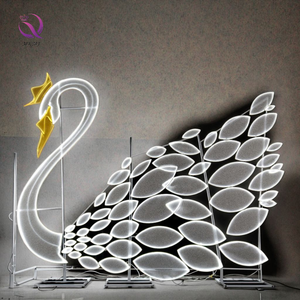 Thanh lịch khổng lồ sáng trắng cánh Thiên Nga với vương miện vàng sang trọng bầu không khí mơ mộng ánh sáng cho đám cưới bên nền trang trí - Product Image 4