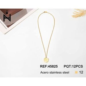 Collar de acero inoxidable con colgante de letra M en tono dorado, joyería minimalista de moda para mujer, para uso diario. - Product Image 1