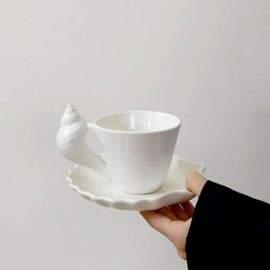 Tasse à café en céramique avec soucoupe, style populaire, style vintage, pour le bureau, la maison, le thé de l'après-midi, avec poignée en forme de coquille en relief - Product Image 3