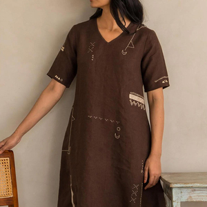 Vestido Corto Marrón de <span class=keywords><strong>Moda</strong></span> para Mujer 2026 al por Mayor con Logotipo Bordado OEM, Vestido Elegante de Rayón y Lino con Cuello en V para Mujer - Product Image 2