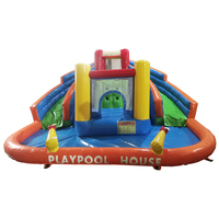 Château gonflable à double toboggan aquatique avec pistolets à eau pour les fêtes d'enfants.