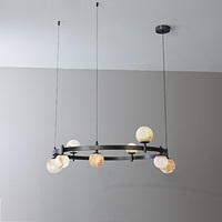 Lustre minimaliste circulaire en albâtre, anneau en métal noir mat, luminaire suspendu pour îlot de cuisine, table à manger