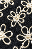 Tissu en polyester épais tricoté doux beige avec broderie florale de rêve, motif de fleurs ajourées, base en feutre noir pour filles - Vente en gros