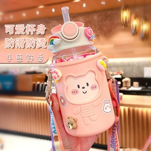 Bouteille d'eau en plastique portable décontractée avec sangle et autocollant 3D, pour enfants, à boire directement, vente en gros - Product Image 6