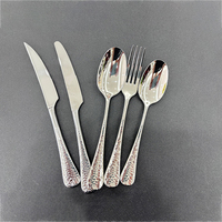 Ensemble de couverts au design artisanal pour restaurants et hôtels plats pour dîner